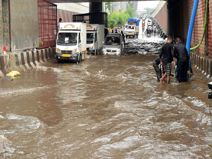 Delhi Rains: Heavy rain alert in Delhi today, weather will remain same for next few days Delhi Rains: दिल्ली में आज भी भारी बारिश का अलर्ट जारी, अगले कुछ दिन ऐसा ही रहेगा मौसम