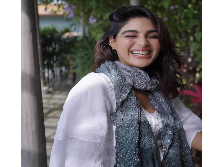 பார்வையில் உந்தன் யோசனை புரிந்து சேவையாவும் செய்வேன் உயிருக்குள் ஒரு நூலினை கோர்த்து உன்னை அங்கு நெய்வேன்