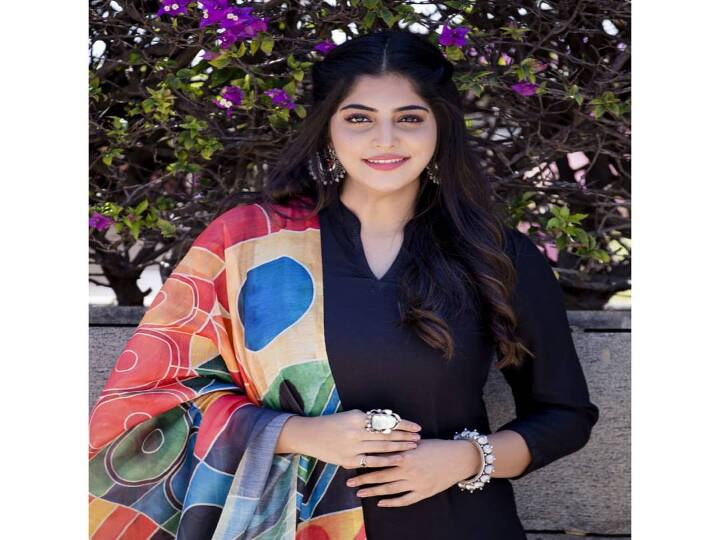 ஓ மெத்தை மேலே வான் மேகம் ஒன்று உக்கார்ந்து கொண்டு.. உன் கண்ணைப் பார்த்தால் அய் அய் அய்யய்யோ
