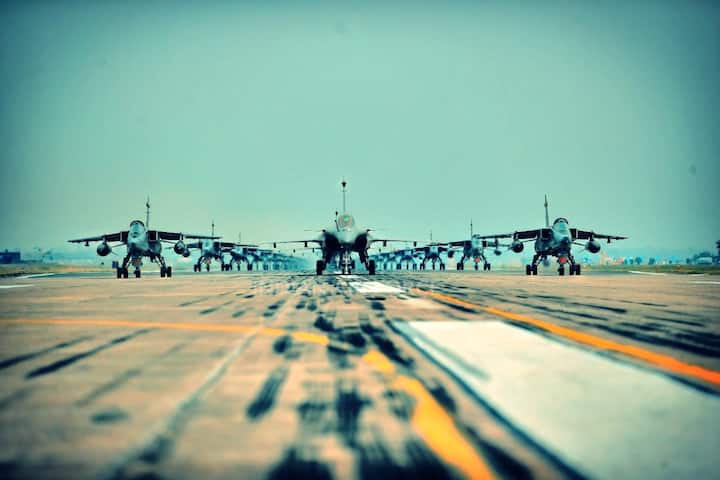 भारतीय वायू दर म्हणजे इंडियन एयरफोर्सने 'स्वातंत्र्याचा अमृत महोत्सव' साजरा करण्यासाठी आपल्या लढाऊ विमानाचा 'एलिफंट वॉक' आयोजित केला होता.