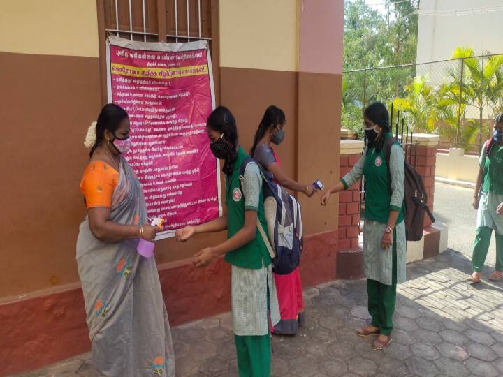 சானிடைசர் கொண்டு கை சுத்தம் பேணும் மாணவிகள்