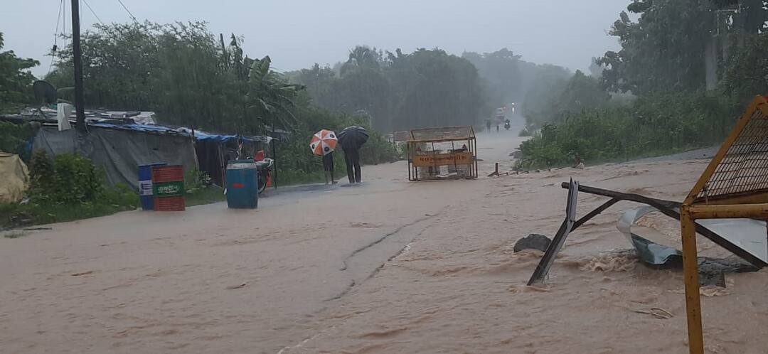 The state was devastated, with 12 inches of rain falling in just eight hours રાજ્યના આ તાલુકામાં આભ ફાટ્યુ, 8 કલાકમાં 12 ઇંચ વરસાદ ખાબક્યો
