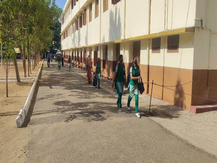 பள்ளிக்கு உற்சாகத்துடன் வரும் மாணவிகள்