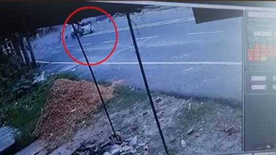 Haridwar: कार-बाइक में भीषण टक्कर, CCTV में कैद हुआ दिल दहलाने वाला वीडियो | Uttarakhand Prime