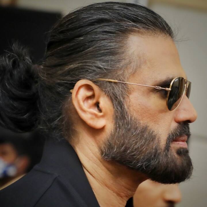  अभिनेता सुनील शेट्टी तो पहले से ही बड़े व्यवसायी रहे हैं. फिल्मों में काम करने के साथ-साथ उन्होंने फिटनेस कम्युनिटी ब्रांड SQUATS, SAI एस्टेट कंसल्टेंट्स, फिटनेस स्टार्टअप FITTR, साथ ही मेन्स ग्रूमिंग स्टार्टअप Beardo में शेयर खरीदे हैं.