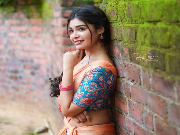 தாவணி போட்ட தீபாவளி வந்தது என் வீட்டுக்கு கை மொளச்சி கால் மொளச்சி ஆடுது என் பாட்டுக்கு