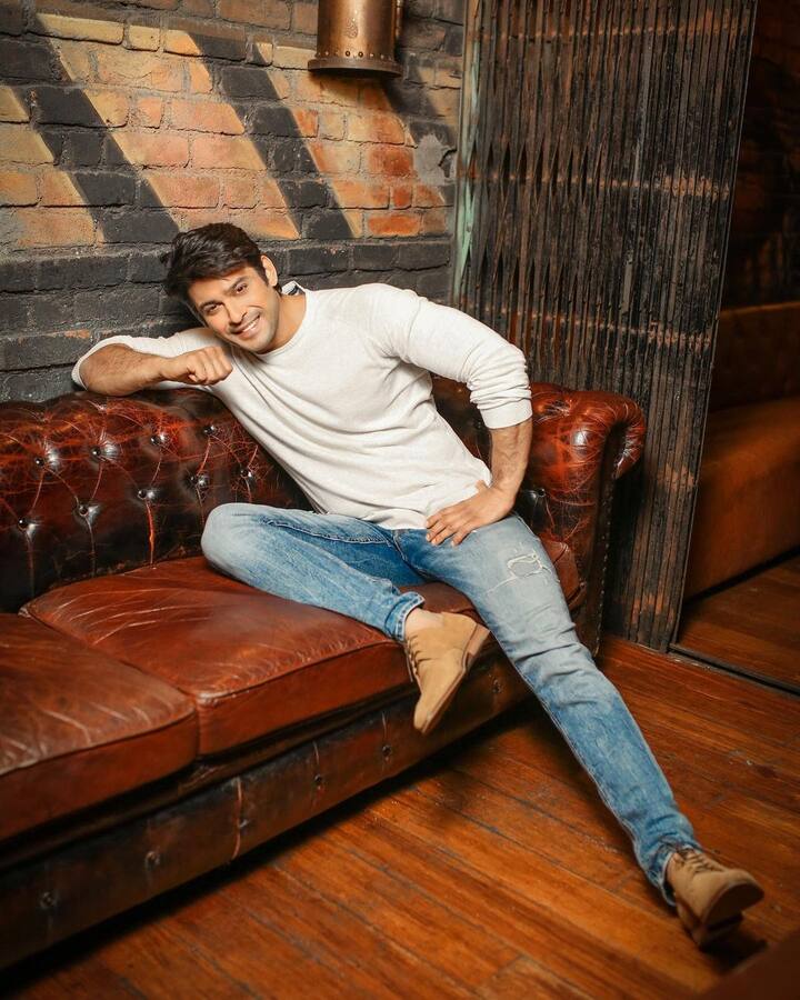 सिद्धार्थ शुक्लाला खरी ओळख टेलिव्हिजनवरील लोकप्रिय मालिका बालिका वधुमधून मिळाली. त्यानंतर सिद्धार्थनं कधीच मागे वळून पाहिलं नाही. (PHOTO : @realsidharthshukla/IG)