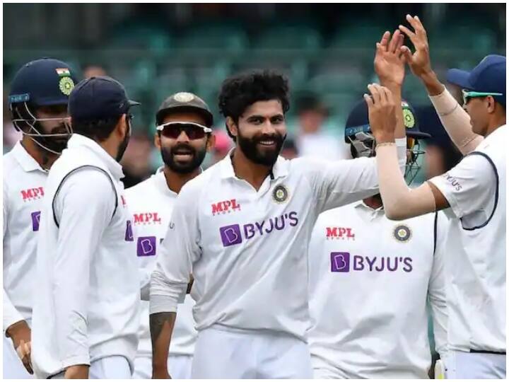 गौरतलब है कि अश्विन ने घर में खेलते हुए 286 विकेट चटकाए हैं. वहीं विदेश में खेलते हुए 127 विकेट लिए हैं. इसके अलावा वह घर में तीन शतकों के साथ 1465 रन और विदेश में दो शतकों के साथ 1220 रन बना चुके हैं. वह किसी भी पिच पर विकेट लेने की काबिलियत रखते हैं, और वक्त आने में बल्ले से भी अहम योगदान दे सकते हैं.