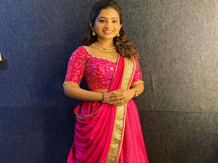 தனியாக விலகி விழுந்து மனமிங்கே இளகி போச்சு மெதுவா இறகாலப் படக நீந்தி காத்தில் நானும் மெதந்தேனே