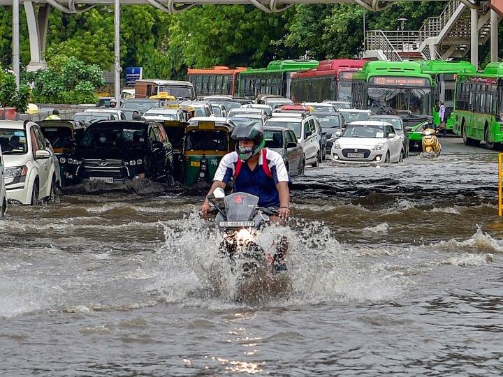 Delhi NCR Rain submerged in just one hour of heavy rain water accumulating on the roads ann Delhi NCR Rain: एक घंटे की जोरदार बारिश में दिल्ली-एनसीआर की ज्यादातर सड़कों पर भरा पानी