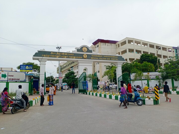 திருவண்ணாமலை அருகே கார், பைக் மோதல் -கர்ப்பிணி பெண் உட்பட ஒரே குடும்பத்தை சேர்ந்த 3 பேர் உயிரிழப்பு