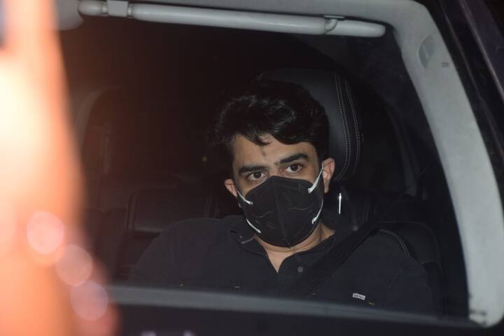 वहीं कुछ ऐसा ही हाल सिद्धार्थ के करीबी मनीष पॉल का भी दिखा. उनके चेहरे पर उदासी किस कदर घर कर चुकी है ये इन तस्वीरों में साफ दिखाई दे रहा है.