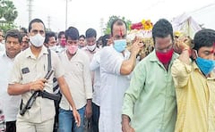 Komatireddy Venkat Reddy: టీఆర్ఎస్ నేత పాడె మోసిన ఎంపీ కోమటి రెడ్డి.. అంత్యక్రియలకు హాజరు