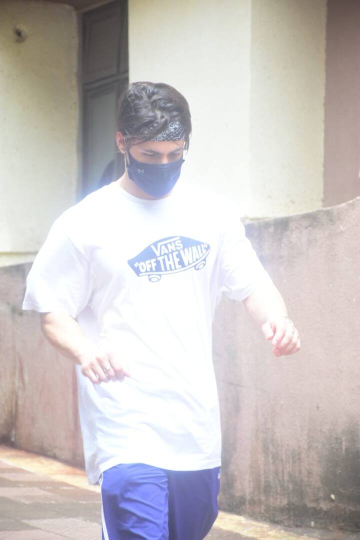 Sidharth died of a heart attack earlier in the day, and was taken to the Cooper Hospital in Mumbai. Asim Riaz was also seen at the hospital on Thursday afternoon. [pic credit: Manav Manglani]