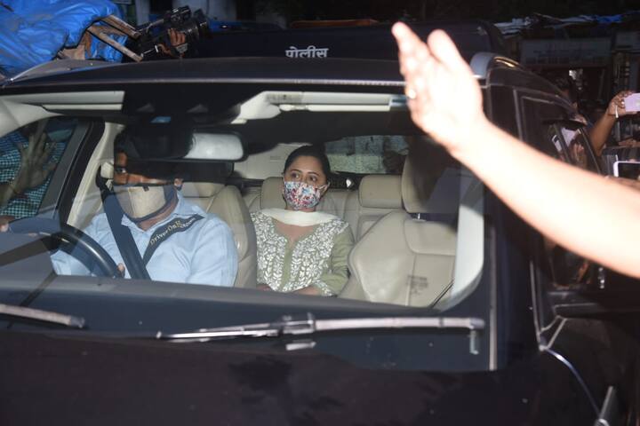 सोसायटी के गेट के बाहर फैंस का तांता लगा है तो घर पर उनके जानने वालों के पहुंचने का सिलसिला खत्म ही नहीं हो रहा. अब सिद्धार्थ की करीबी रहीं रश्मि देसाई भी उनके घर पर स्पॉट हुईं.