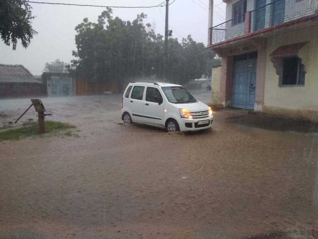 રાજ્યમાં હજુ બે દિવસ અતિભારે વરસાદની આગાહી, ત્રણ સિસ્ટમ સક્રિય થતા ભારે વરસાદ પડશે The state is expected to receive two more days of heavy rains, with three systems activated રાજ્યમાં હજુ બે દિવસ અતિભારે વરસાદની આગાહી, ત્રણ સિસ્ટમ સક્રિય થતા ભારે વરસાદ પડશે