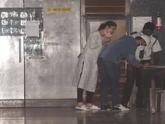 Sidharth Shukla Death:  एयरपोर्ट से सीधे सिद्धार्थ शुक्ला के ग़मगीन परिवार से मिलने पहुंचे Rahul Vaidya, Disha Parmar भी दिखीं साथ