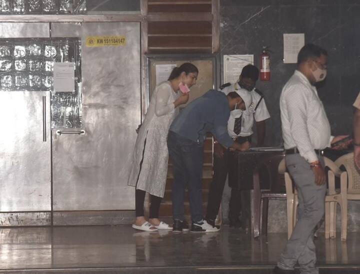 सिद्धार्थ शुक्ला के जाने की खबर ने हर किसी की आंखों में नमी ला दी है. और जिसे भी इस बार में पता चला रहा वो सीधे सिद्धार्थ के घर पहुंच रहा है. राहुल वैद्य भी देर रात सिद्धार्थ के घर उनके परिवार से मिलने पहुंचे.