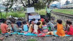 Kolkata Traffic Police Pics: শিক্ষকের ভূমিকায় পুলিশ, গরিব পরিবারের শিশুদের নিয়ে খোলা আকাশের নিচেই চলছে ক্লাসরুম