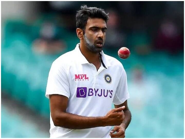 भले ही कप्तान विराट कोहली ने इस सीरीज़ में खब्बू बल्लेबाज़ जडेजा को अश्विन पर तरजीह दे रहे हैं. लेकिन जडेजा ने उम्मीद के मुताबिक प्रदर्शन नहीं किया है. जडेजा सीरीज़ के पहले तीन टेस्ट में सिर्फ दो विकेट ले सके हैं. हालांकि, इस दौरान उन्होंने छह पारियों में 133 रन भी बनाए हैं.