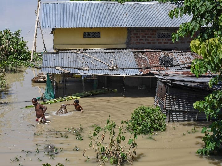 five-people-died-and-6-48-lakh-affected-due-to-floods-in-assam Assam Flood: ਅਸਮ 'ਚ ਹੜ੍ਹਾਂ ਦੀ ਸਥਿਤੀ ਹੋਰ ਵਿਗੜੀ, ਪੰਜ ਲੋਕਾਂ ਦੀ ਮੌਤ, 7 ਲੱਖ ਦੇ ਕਰੀਬ ਲੋਕ ਪ੍ਰਭਾਵਿਤ 