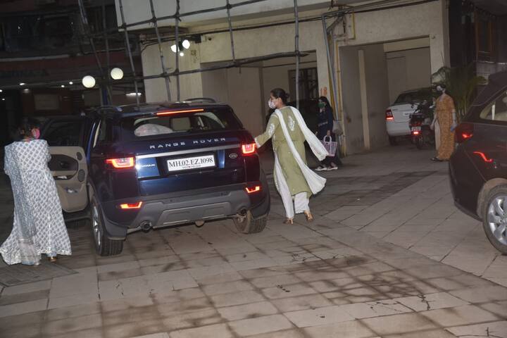 रश्मि देसाई अपनी मां के साथ सिद्धार्थ के घर पहुंची थीं उनकी मां, उनकी बहनो और शोकाकुल परिवार को सांत्वना के लिए.