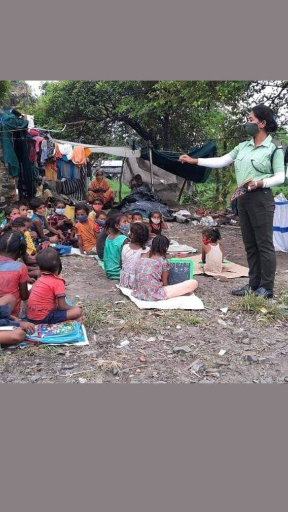 প্রাইভেট টিউশনের সামর্থ্য নেই, স্কুল বন্ধে গরিব পরিবারের শিশুদের পাশে শিক্ষকের ভূমিকায় পুলিশ