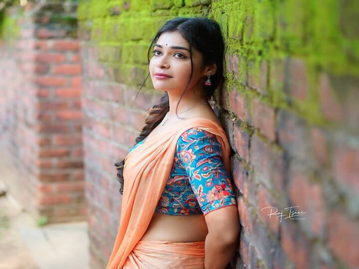 ரெண்டு விழி ரெண்டு விழி சண்டையிடும் கோழியா பத்து விரல் பத்து விரல் பஞ்சு மெத்த கோழியா