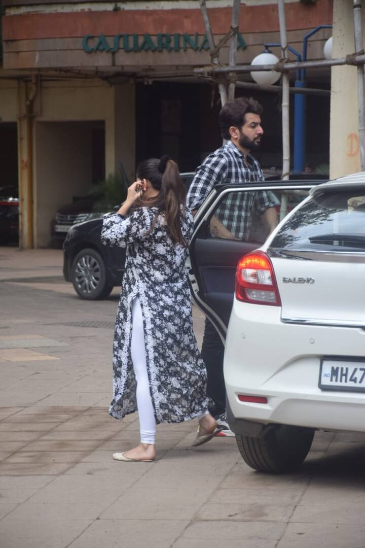 सिद्धार्थ शुक्ला के निधन के बाद उनके जानने वालों का उनके घर पर पहुंचने का सिलसिला जारी हैं. फैंस का जमावड़ा उनके घर के बाहर लगा हुआ है. और इंडस्ट्री से जुड़े लोग भी सिद्धार्थ के घर पहुंचे हैं.