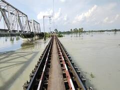 Bihar Flood: दरभंगा-समस्तीपुर रेलखंड पर परिचालन बंद होने से बढ़ी लोगों की परेशानी, तय करनी पड़ रही लंबी दूरी