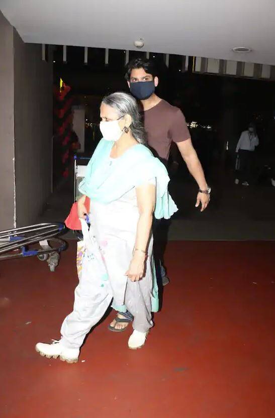 ਅਜਿਹੀ ਸਥਿਤੀ ਵਿੱਚ, ਅਸੀਂ ਤੁਹਾਡੇ ਲਈ ਸਿਧਾਰਥ ਸ਼ੁਕਲਾ ਦੀਆਂ ਕੁਝ ਆਖਰੀ ਤਸਵੀਰਾਂ ਲੈ ਕੇ ਆਏ ਹਾਂ ਜਦੋਂ ਉਨ੍ਹਾਂ ਨੂੰ ਮੌਤ ਤੋਂ ਪਹਿਲਾਂ ਮੁੰਬਈ ਵਿੱਚ ਆਪਣੀ ਮਾਂ ਰੀਟਾ ਸ਼ੁਕਲਾ ਦੇ ਨਾਲ ਪਾਪਰਾਜ਼ੀ ਦੁਆਰਾ ਵੇਖਿਆ ਗਿਆ ਸੀ।