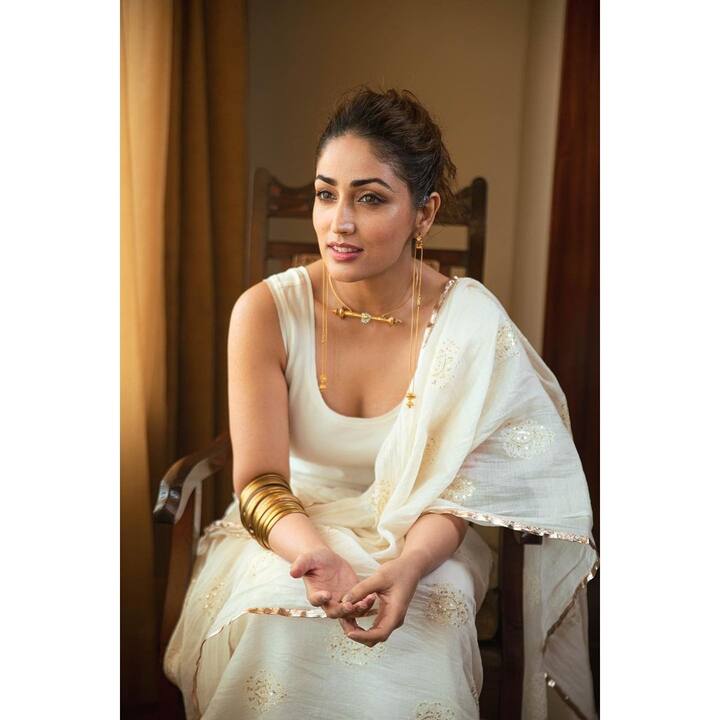 সম্প্রতি 'ভূত পুলিশ' ছবির প্রচারে সাদা পোশাকে ফ্রেমবন্দি হলেন এই বিটাউন সুন্দরী।