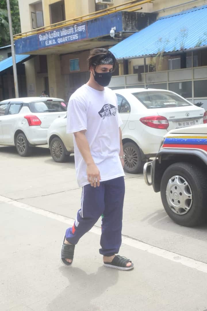 Earlier Asim Riaz was clicked outside Cooper hospital where Sidharth's postmortem is being conducted.