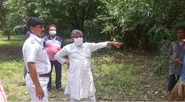 দেবানন্দপুরের ভোতো গ্রামে দেবদাস প্রাথমিক স্বাস্থ্য কেন্দ্রের পাশের একটি আম বাগানে চুপিসারে গাছ কাটা হচ্ছিল বলে অভিযোগ।
