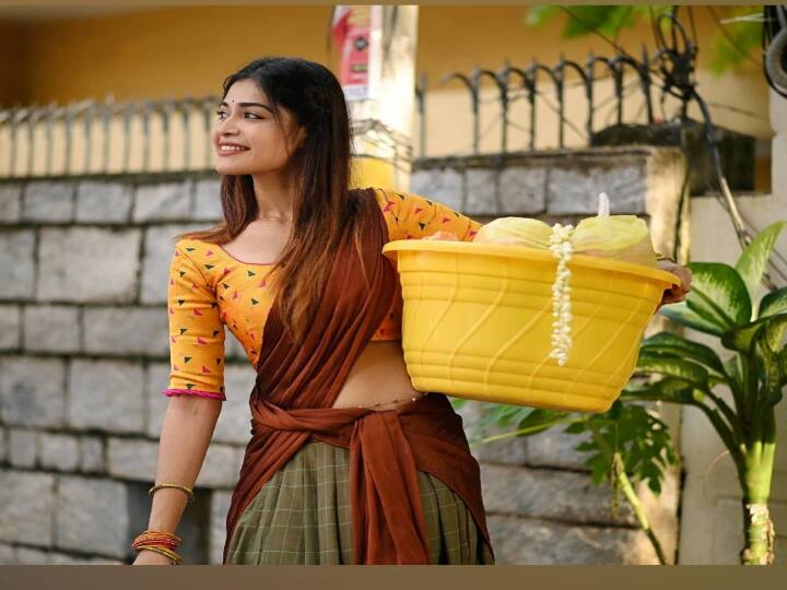 முட்டுது முட்டுது மூச்சு முட்டுது அவள கண்டாலே கொட்டுது கொட்டுது அருவி கொட்டுது அருகில் நின்னாலே