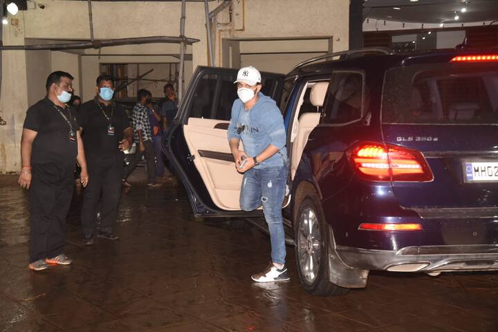 दिशा परमार और राहुल वैद्य दोनों ने सिद्धार्थ शुक्ला की मां रीता शुक्ला से मुलाकात की, उन्हें हिम्मत दी इस मुश्किल घड़ी से निपटने की.