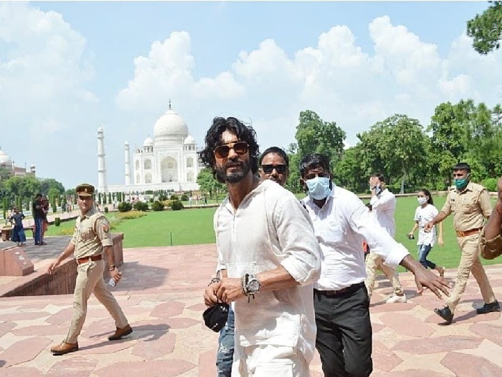 Vidyut Jamwal Visits Taj Mahal: बॉलीवुड के कमांडो Vidyut Jamwal ने किया ताजमहल का दीदार, देखें - Pics