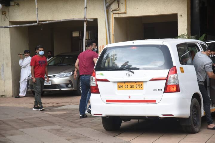 वहीं शहनाज गिल के भाई शहबाज भी सिद्धार्थ के परिवार को सांत्वना देने के लिए पहुंचे हैं. उनके साथ कार में विशाल आदित्य सिंह भी स्पॉट हुए.