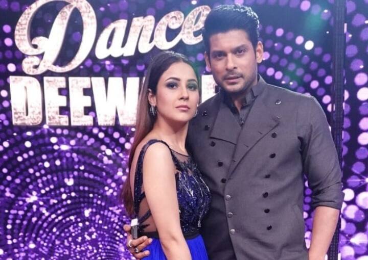 सिद्धार्थ शुक्ला और शहनाज गिल की जोड़ी को खूब पसंद किया जाता था. फैन उन्हें प्यार से सिडनाज कहते थे. हाल ही में सिद्धार्थ शुक्ला, शहनाज गिल के साथ डांस रियल्टी शो डांस दीवाने पर भी पहुंचे. इस शो के दौरान दोनों की जबर्दस्त कैमिस्ट्री देखने को मिली