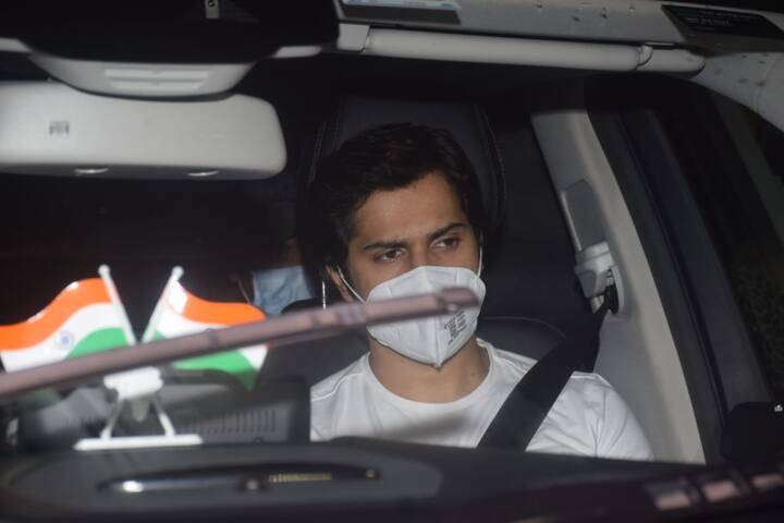 इस दौरान उनके आंखें ग़मगीन थीं तो चेहरा उदास. सिद्धार्थ के जाने का दुख उन्हें भी है जिनसे उनकी मुलाकात कभी नहीं हुई. तो भला वरुण तो उनके साथ काम कर चुके थे.