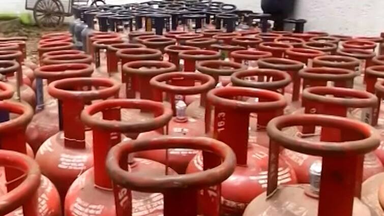 lpg price 1 nov lpg cylinder becomes costlier by rs 265 relief to domestic gas consumers दिवाळीच्या तोंडावर महागाईचा भडका, एलपीजी सिलिंडर 256 रुपयांनी महागला