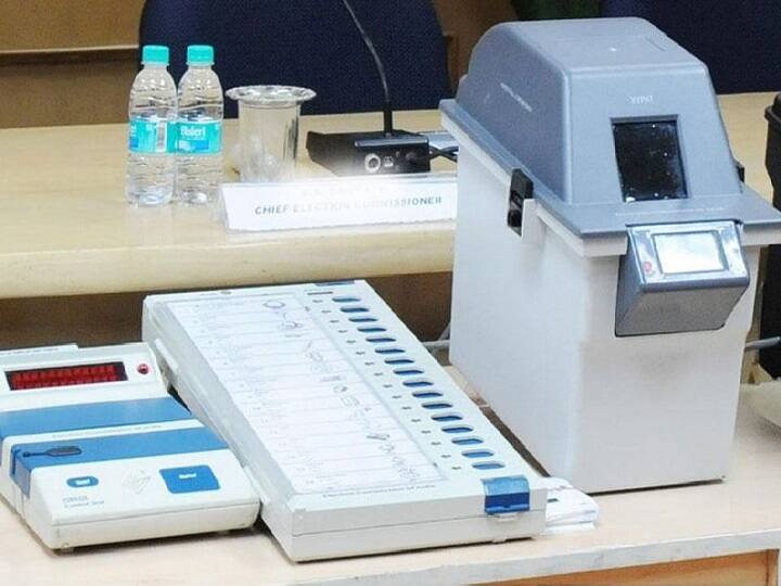 மின்னணு வாக்குப்பதிவு இயந்திரங்களை விடுவிக்கக் கோரி தேர்தல் ஆணையம் உச்ச நீதிமன்றத்தில் மனு Difficult to hold 2022 assembly polls if EVMs not freed for for re-use: EC to SC மின்னணு வாக்குப்பதிவு இயந்திரங்களை விடுவிக்கக் கோரி தேர்தல் ஆணையம் உச்ச நீதிமன்றத்தில் மனு
