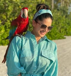 Sunny Leone Pics: చేతిలో బీరు..బీచ్‌లో బికినీతో సన్నీలియోన్..మాటల్లేవ్..