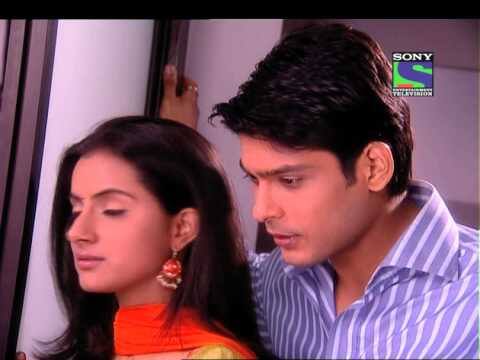 इसके बाद वे 'जाने पहचाने से..ये अजनबी' में नजर आए.