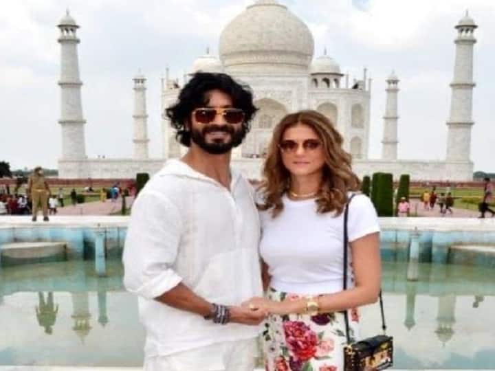 Bollywood Actor Vidyut Jamwal ने किया ताजमहल का दीदार, सड़क के रास्ते पहुंचे थे आगरा