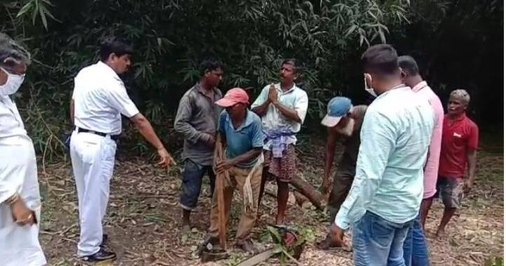 বিষয়টি স্থানীয়দের নজরে আলতেই তাঁরা বিধায়ক অসিত মজুমদারকে খবর দেন।