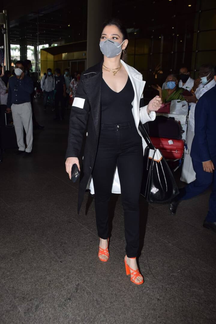 इसके साथ ही तमन्ना भाटिया के ऑरेंज कलर के हील्स भी उनके इस लुक में चार चांद लगा रहे थे.(Photo credit: Manav Manglani)