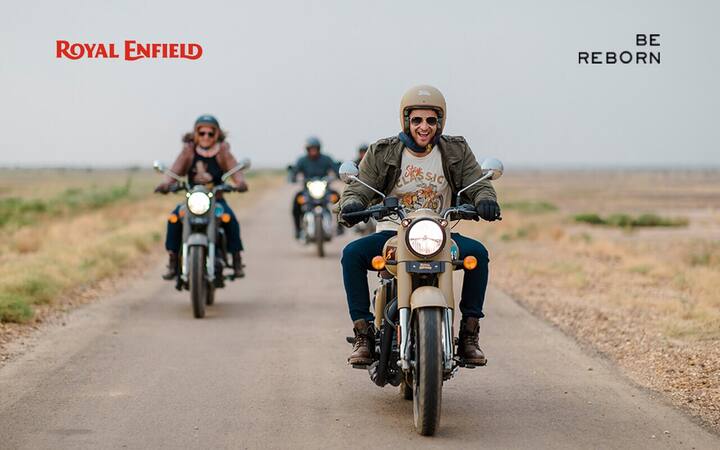 रॉयल एनफिल्ड क्लासिक 350 बाईक बाजारात 11 रंग पर्यायांसह लॉन्च करण्यात आली आहे. ज्यात क्रोम रेड, क्रोम ब्रॉन्झ, डार्क स्टील्थ ब्लॅक, हॅल्सियन ग्रीन, हॅल्सियन ब्लॅक, हॅल्सियन ग्रे, रेडडिच सेज ग्रीन, डेझर्ट सँड, रेडडिच रेड, डार्क गनमेटलस मार्श ग्रे यांचा समावेश आहे.  (Photo : royalenfield)