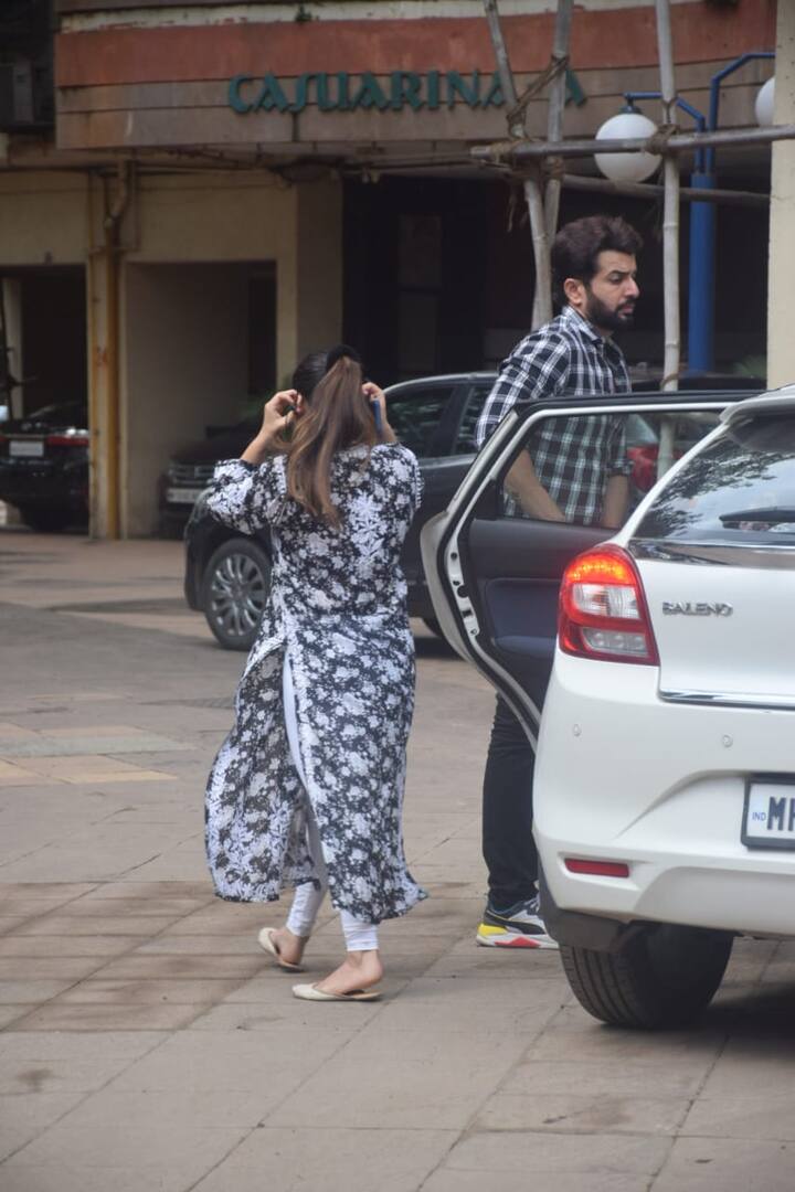 रश्मि से पहले जय भानुशाली, माही विज, हिंदुस्तानी भाऊ, शेफाली जरीवाला भी सिद्धार्थ के घर पर दिखे थे. सभी इस वक्त परिवार के साथ खड़े दिखाई दे रहे हैं.