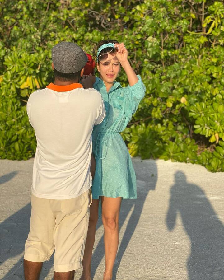 सनी लियोन इन दिनों मालदीव में अपनी छुट्टियां मना रही हैं. मालदीव में सनी अपने पति और बच्चों के साथ काम के बीच से मिली छुट्टियों का लुफ्त उठाने पहुंची हैं. मालदीव से सनी रोजाना अपनी हॉट लुक्स और बिकिनी में तस्वीर फ्लॉन्ट करते हुए दिखाई देती हैं.